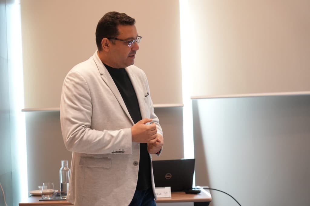 د. فتحي عبد العزيز أثناء التدريس والتقديم المهني في قاعة تدريب حديثة