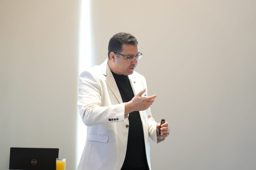 د. فتحي عبد العزيز يشرح أثناء ورشة عمل مع حاسوب ووسائل عرض