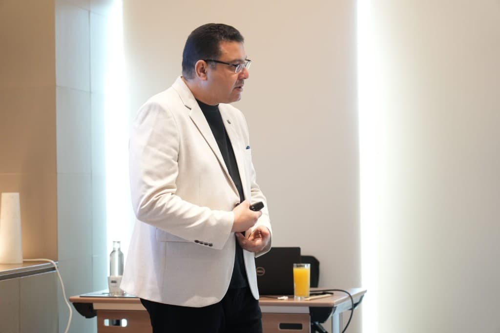 د. فتحي عبد العزيز يقدّم عرضاً تدريبياً باستخدام جهاز التحكم عن بُعد
